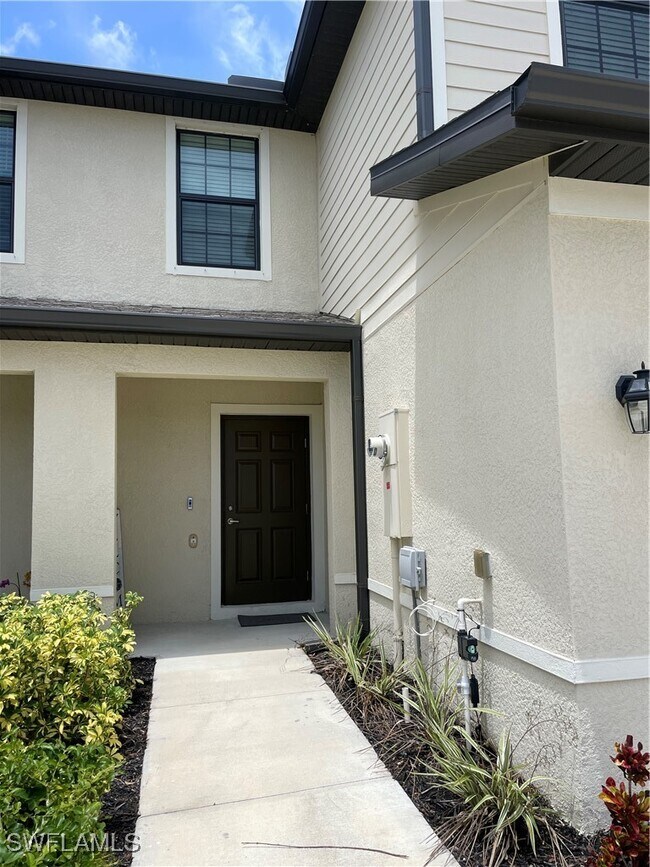 14195 Oviedo Pl in Tice, FL - Building Photo - Building Photo