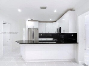 7410 SW 39th St in Miami, FL - Building Photo - Building Photo