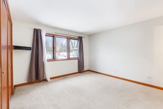 1632 Poplar Ln in Woodstock, IL - Building Photo - Building Photo