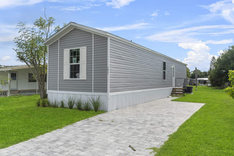 1017 N Yellowstone in North Fort Myers, FL - Building Photo