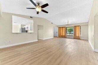 571 SE Anchor Ln in Port St. Lucie, FL - Foto de edificio - Building Photo