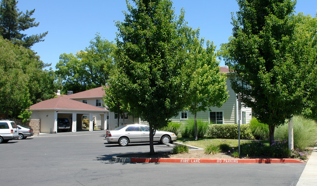 Pecan Court Apartments in Napa, CA - Foto de edificio - Building Photo