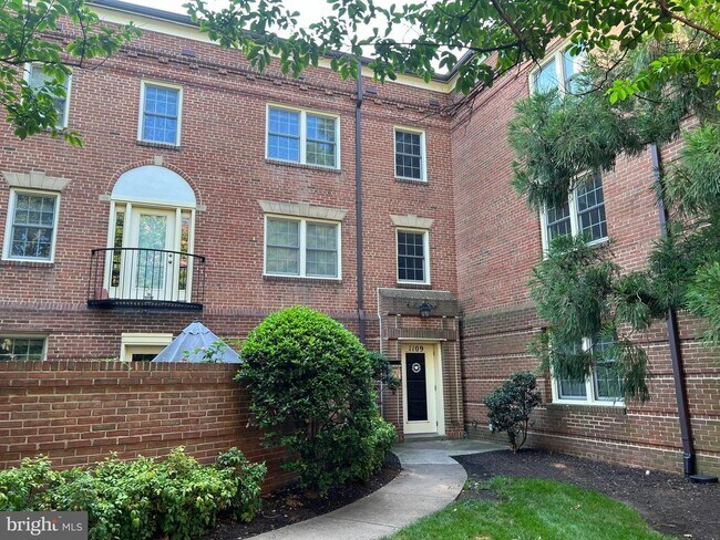 1109 N Pitt St in Alexandria, VA - Building Photo - Building Photo