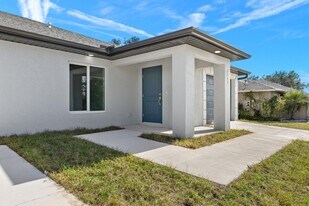 2213 Kenneth Ave S in Lehigh Acres, FL - Building Photo