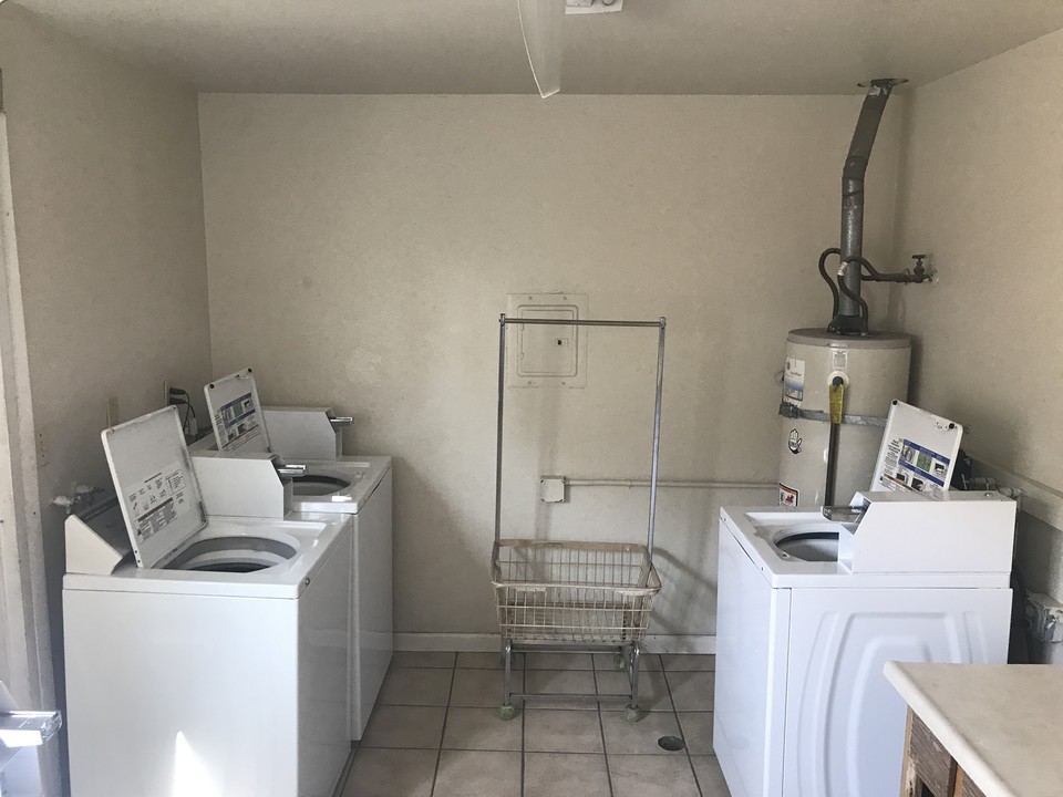 905 Sutter Ave in Modesto, CA - Foto de edificio