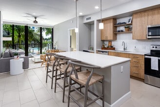 Avalon Doral in Doral, FL - Foto de edificio - Building Photo