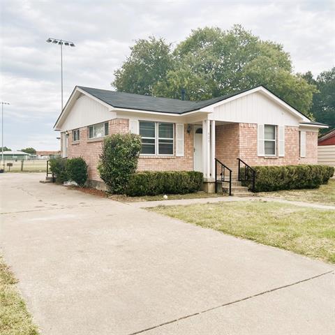 403 Perry Ave in Waxahachie, TX - Foto de edificio - Building Photo