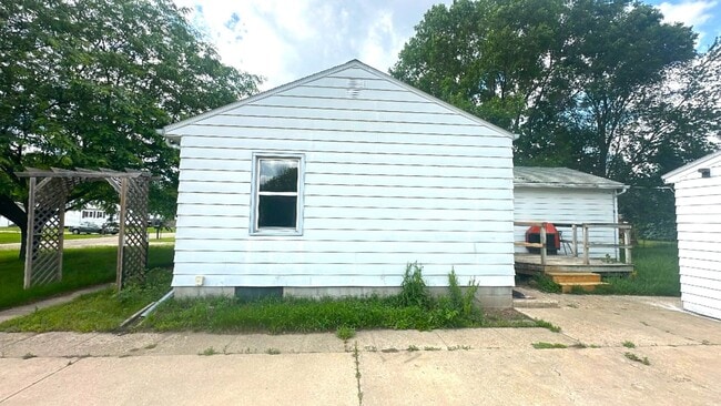 302 1st St in Waterloo, IA - Building Photo - Building Photo
