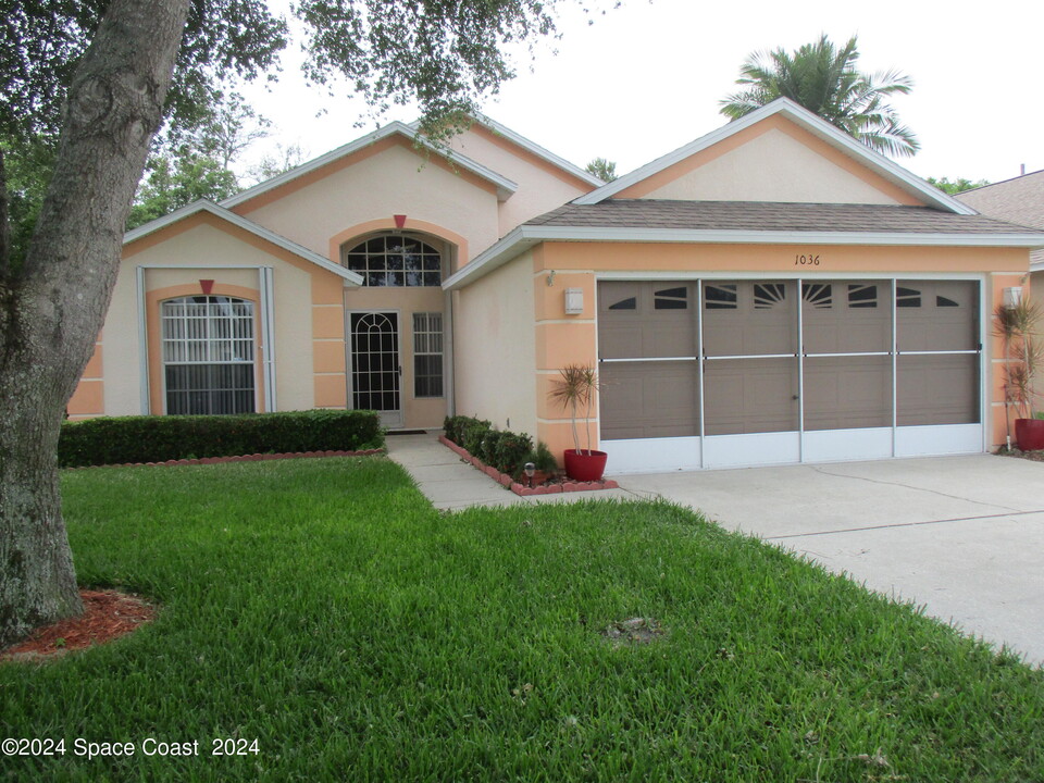 1036 Pine Creek Cir NE in Palm Bay, FL - Foto de edificio