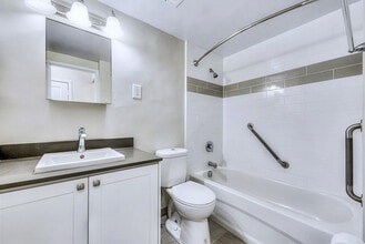 Centennial Towers in Oakville, ON - Building Photo - Building Photo