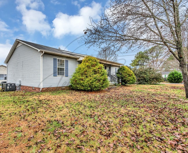 100 Cloverdale Dr in Columbia, TN - Building Photo - Building Photo