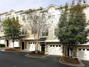 1947 Sterling Oaks Cir NE in Atlanta, GA - Building Photo - Building Photo
