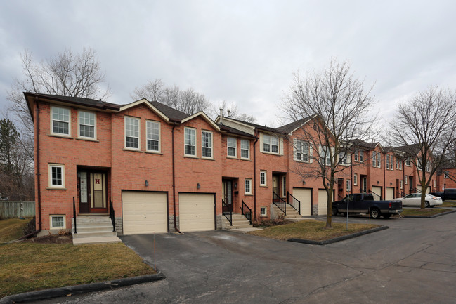 375 Holiday Inn Dr in Cambridge, ON - Building Photo - Building Photo