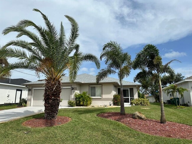 107 Cottage Pl in Rotonda West, FL - Building Photo - Building Photo