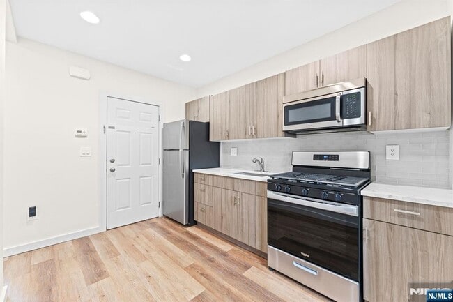 557 Broad St in Carlstadt, NJ - Building Photo - Building Photo