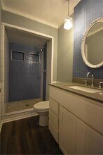 2027 Meadfoot Rd in Carrollton, TX - Foto de edificio - Building Photo