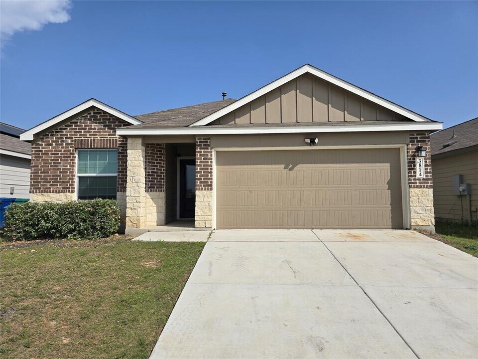 3814 Trueta Pass in Converse, TX - Building Photo