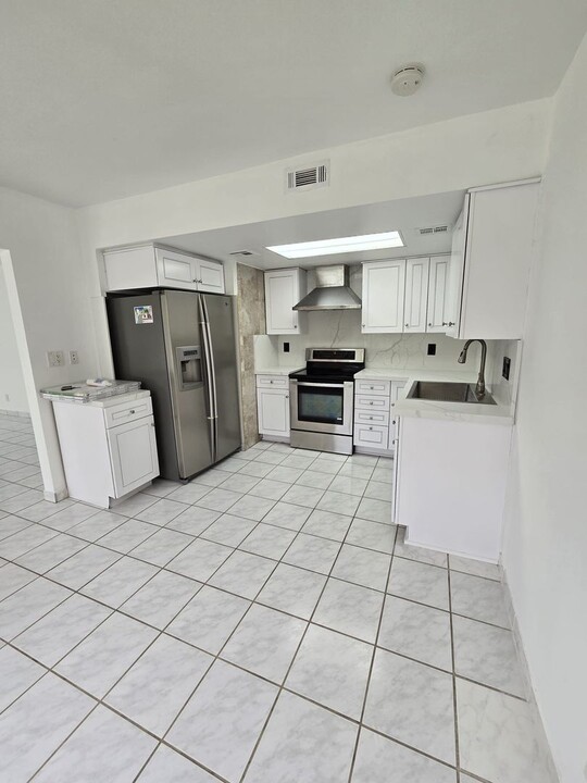 31 SW 10th St in Dania Beach, FL - Building Photo