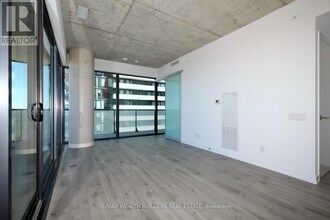 161-2161 Roehampton Ave in Toronto, ON - Building Photo - Building Photo