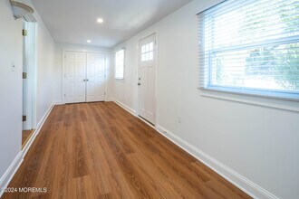 50 4th Ave-Unit -Apt B in Atlantic Highlands, NJ - Foto de edificio - Building Photo