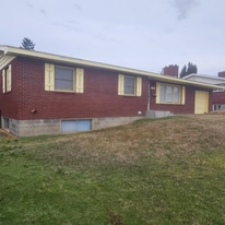 704 Euclid St in Grandview, WA - Building Photo