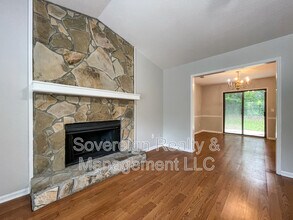 2217 Lowtrail Ct in Lithonia, GA - Building Photo - Building Photo