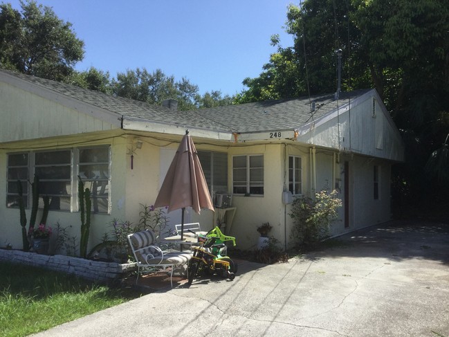 400 Colonia Ln E in Nokomis, FL - Foto de edificio - Building Photo