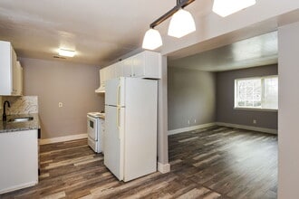 641 Powder Springs St in Smyrna, GA - Building Photo - Building Photo