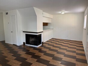 8050 Sands Point Dr in Houston, TX - Foto de edificio - Building Photo