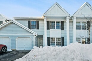 371 Hawkshead Way in Franklin Township, NJ - Building Photo