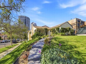 10537 Rochester Ave in Los Angeles, CA - Building Photo - Building Photo