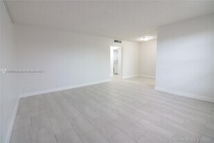 400 NE 1st St in Hallandale Beach, FL - Building Photo
