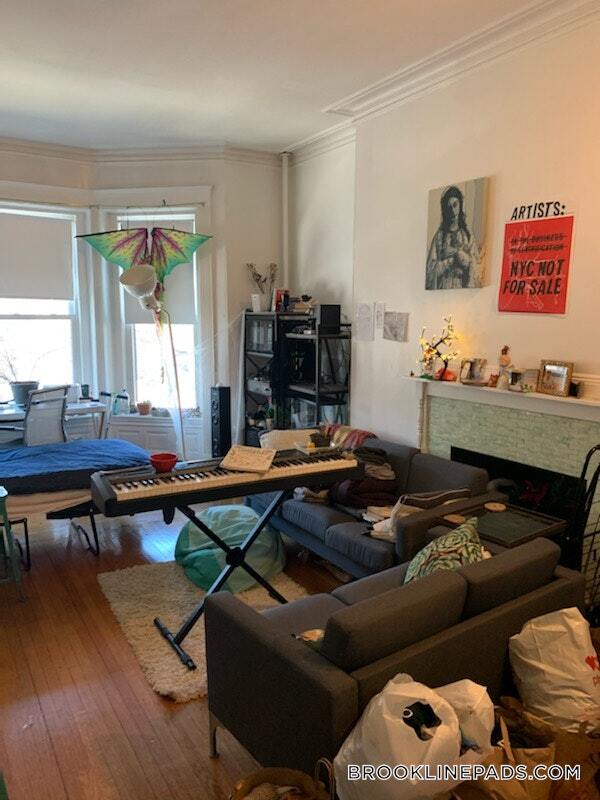 1077 Beacon St, Unit 4 in Brookline, MA - Foto de edificio - Building Photo