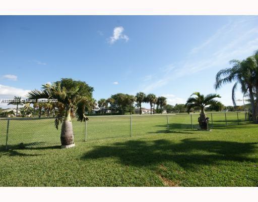 10251 SW 108th St in Miami, FL - Building Photo