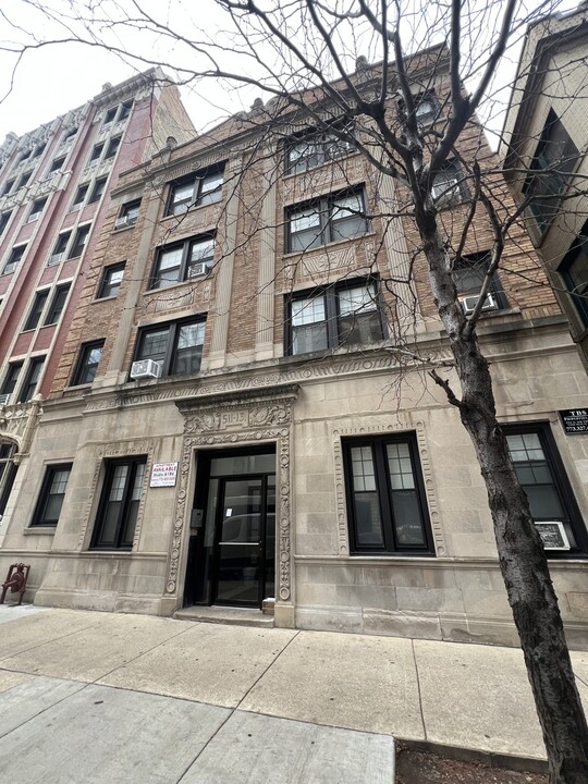 511 W Belmont Ave in Chicago, IL - Foto de edificio