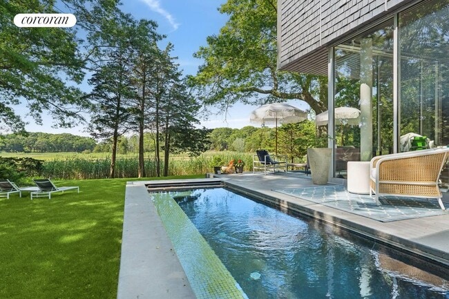 65 Fresh Pond Rd in Sag Harbor, NY - Foto de edificio - Building Photo