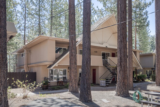 Bavarian Village in South Lake Tahoe, CA - Foto de edificio - Building Photo