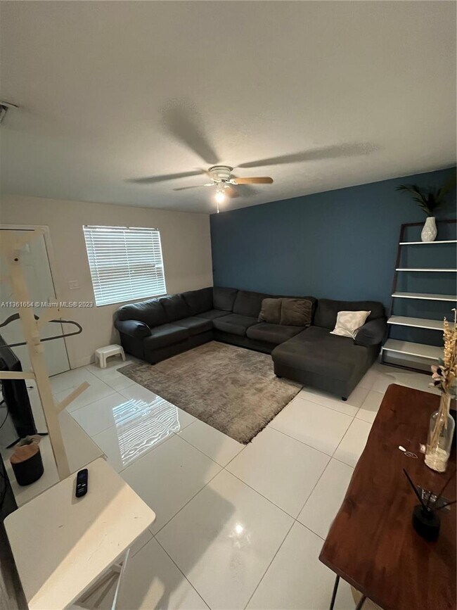 7981 NW 12th Pl-Unit -main in Miami, FL - Foto de edificio - Building Photo