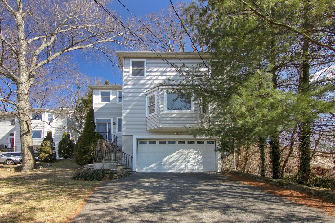 4 Manor Pl in White Plains, NY - Building Photo