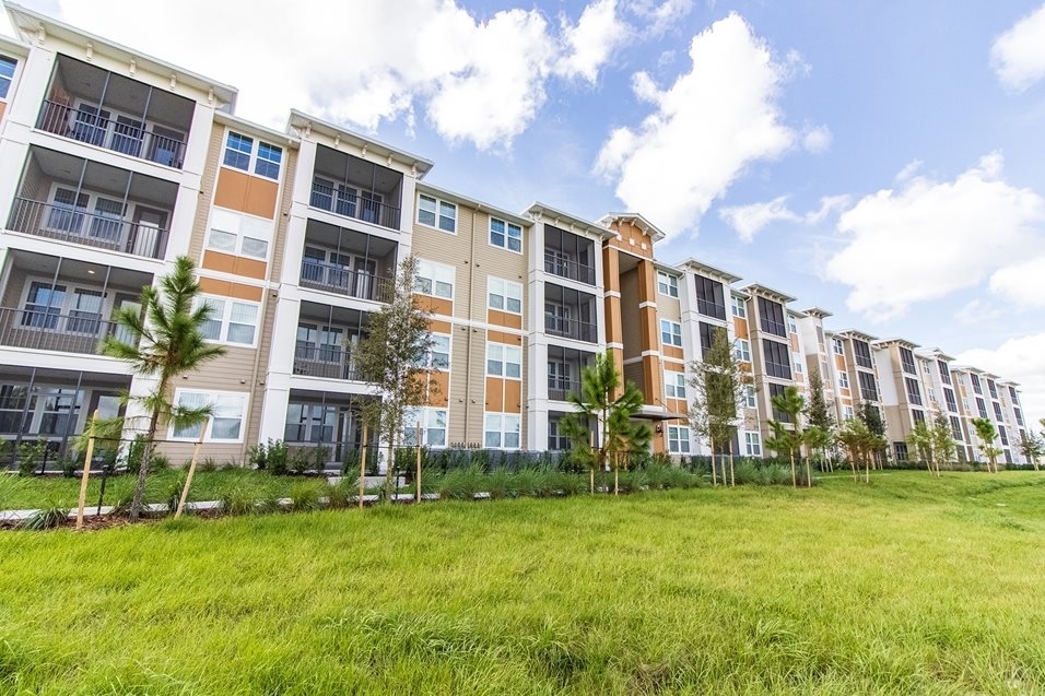 The Reserve at Clyde Morris Landings in Daytona Beach, FL - Foto de edificio