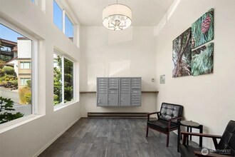3825 NE 155th Pl, Unit 305 in Lake Forest Park, WA - Building Photo - Building Photo