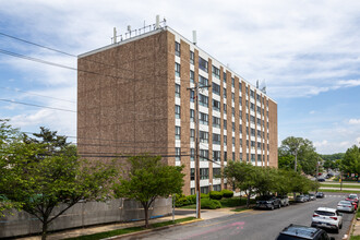 Valmont Towers in Philadelphia, PA - Foto de edificio - Building Photo