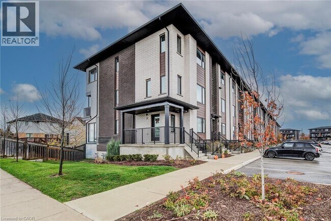 4 Lily Ln in Guelph, ON - Building Photo - Building Photo