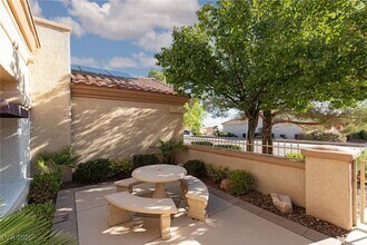 2013 Capestone St in Las Vegas, NV - Foto de edificio - Building Photo