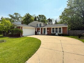 1807 S Surrey Ridge Dr in Arlington Heights, IL - Building Photo