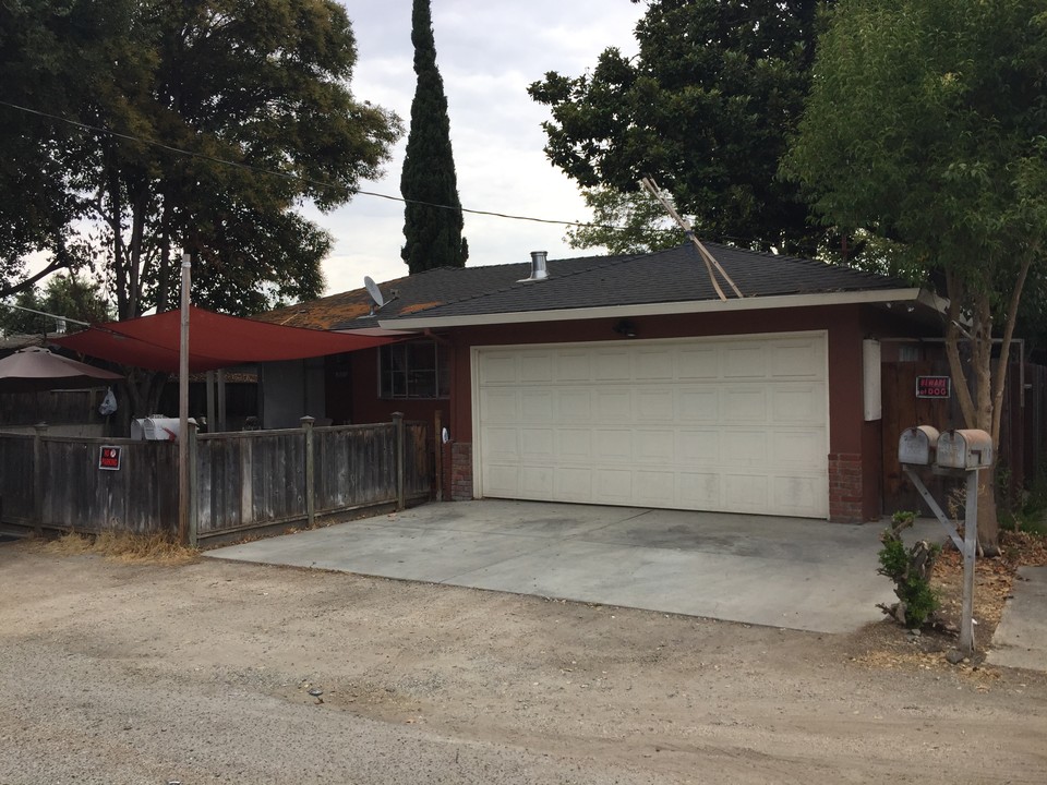 2076 Oakwood Dr in East Palo Alto, CA - Building Photo