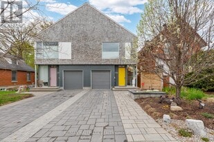 23 Helena St in Ottawa, ON - Building Photo