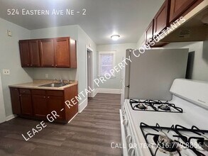 524 Eastern Ave NE-Unit -2 in Grand Rapids, MI - Foto de edificio - Building Photo