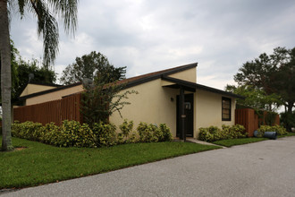 Foxwood Estates in West Palm Beach, FL - Building Photo - Building Photo