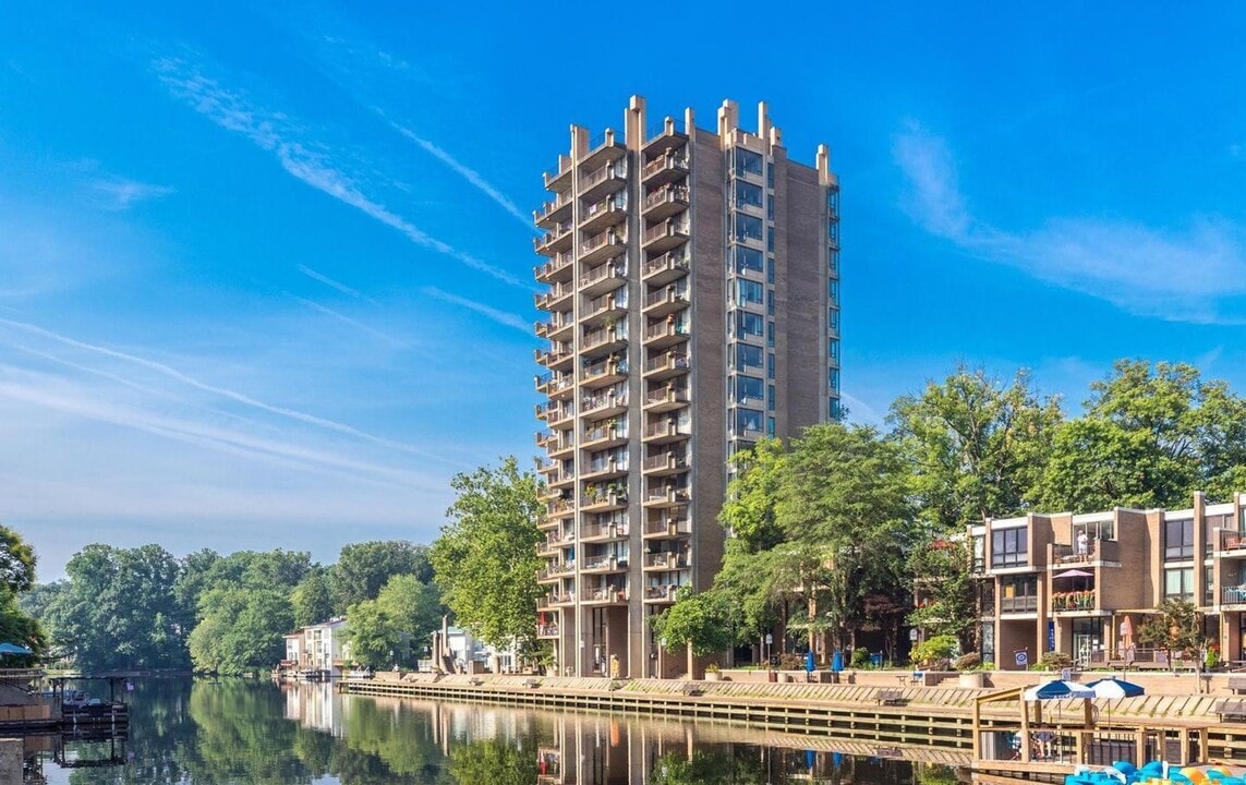 11400 Washington Plaza W in Reston, VA - Building Photo
